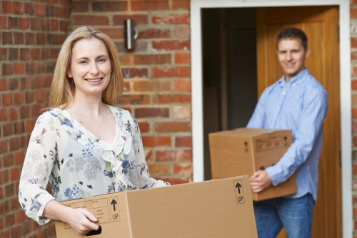 Careful packing and transport for student furniture and boxes